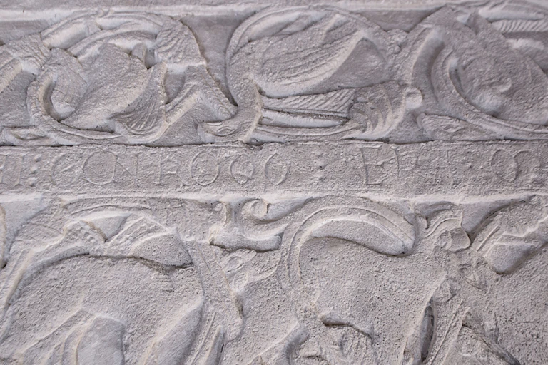 Detalle de la ornamentación de la lauda del sepulcro de Gontrodo Pérez, muerta en 1186.