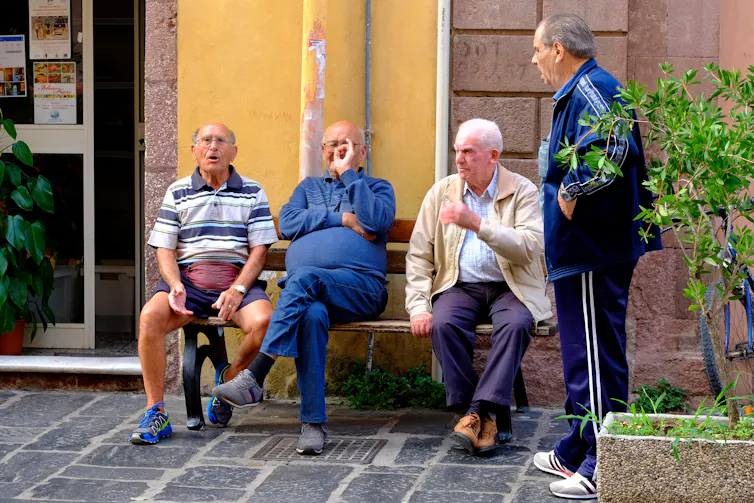 Homens idosos sentados ao ar livre na Sardenha