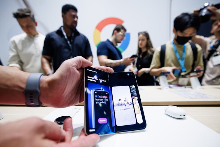 Um Google Pixel 9 Pro Fold mostrado durante a feira IFA em Berlim, Alemanha, em setembro de 2024.