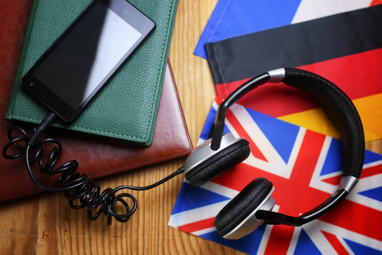 Casque, téléphone et drapeaux