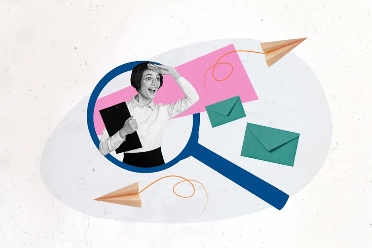 Une jeune femme envoie des candidatures pour un emploi