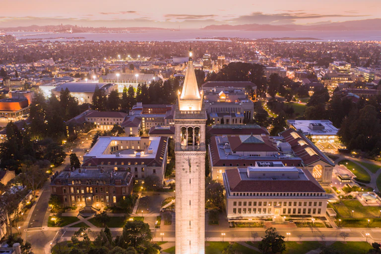 photo nocturne de l'université de Berkeley en Californie