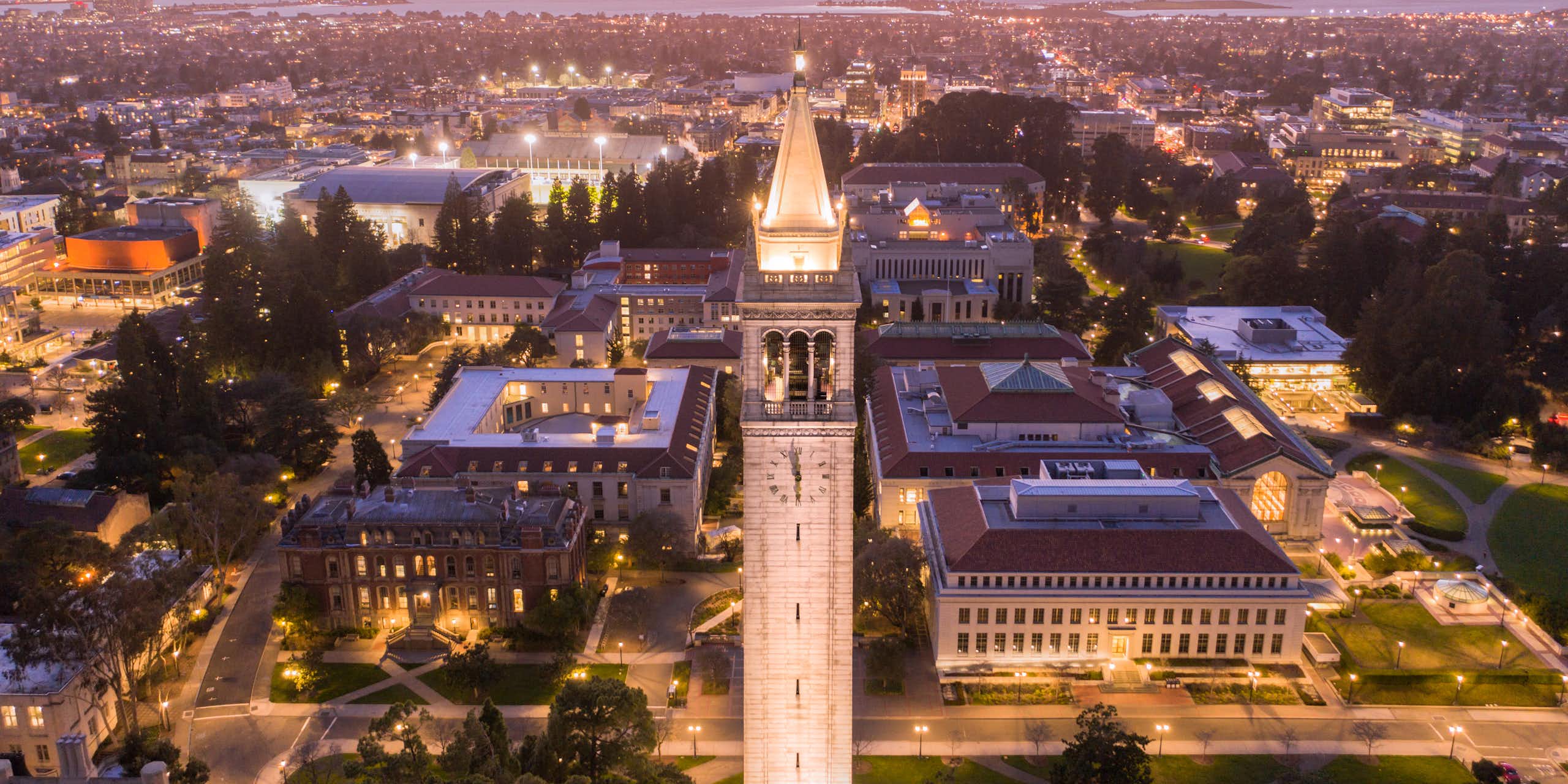 photo nocturne de l'université de Berkeley en Californie