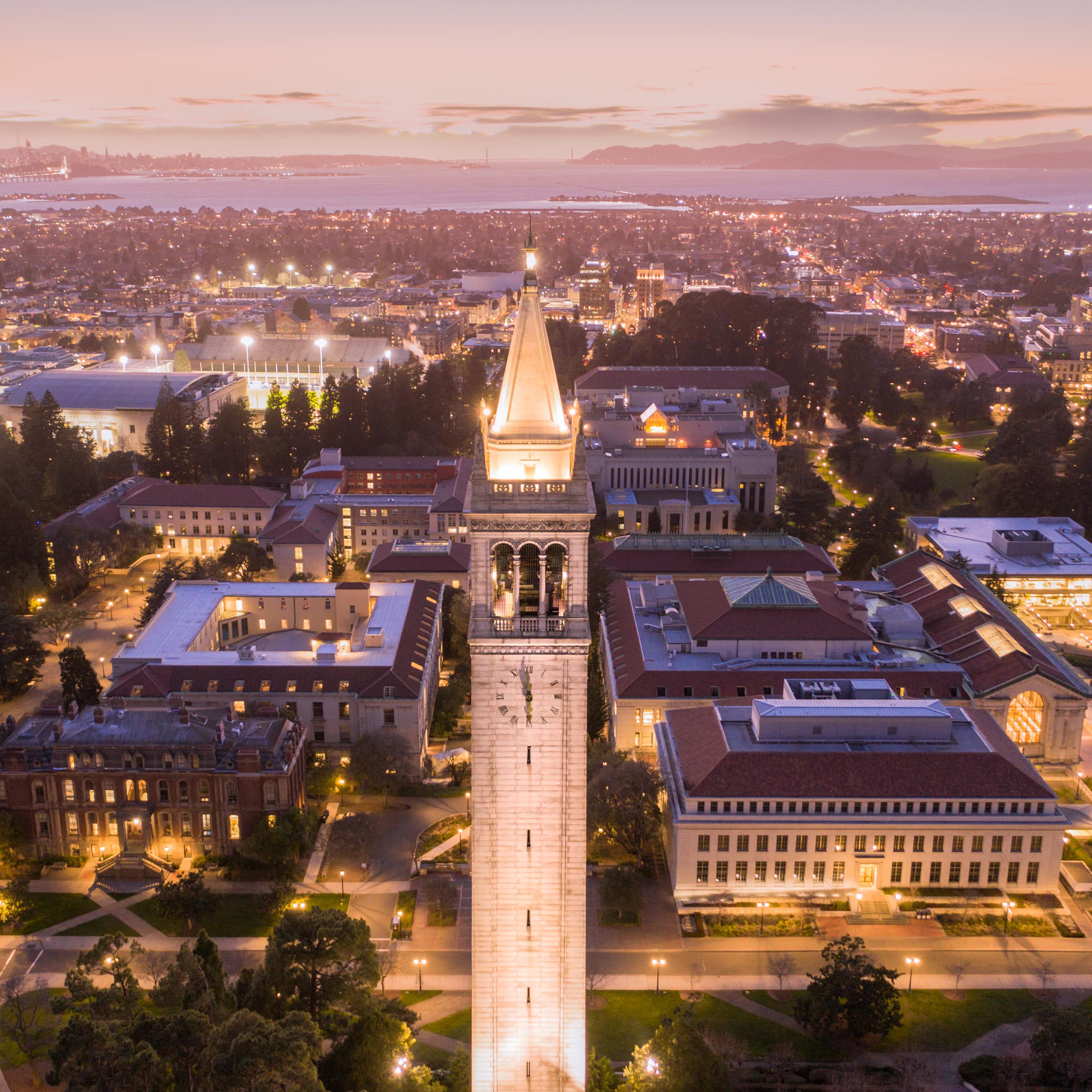 photo nocturne de l'université de Berkeley en Californie