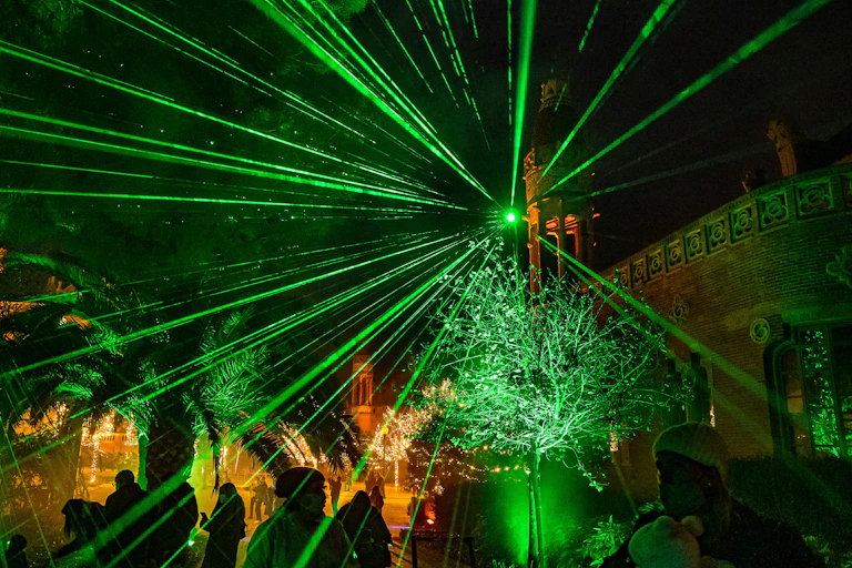 Une foule de personnes debout autour d'une lumière laser verte