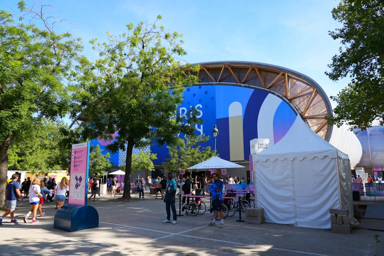 Façade de l'Arena Champ de Mars, Paris, août 2024
