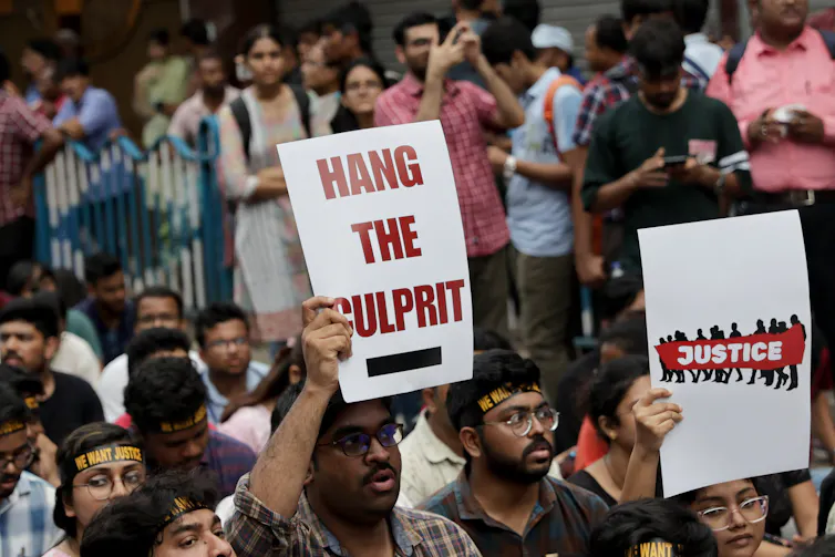 Indian protesters holding up a placard reading 'hang the culprit'.