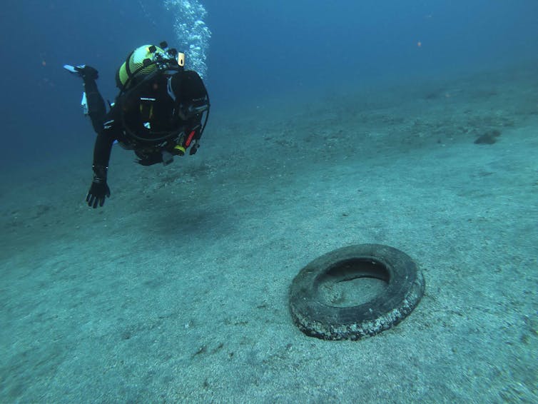 llanta en el fondo del mar contaminación marina Fast Company México Cortesía