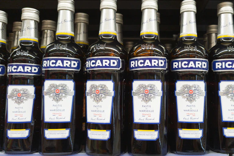 des bouteilles de ricard sur une étagère de magasin