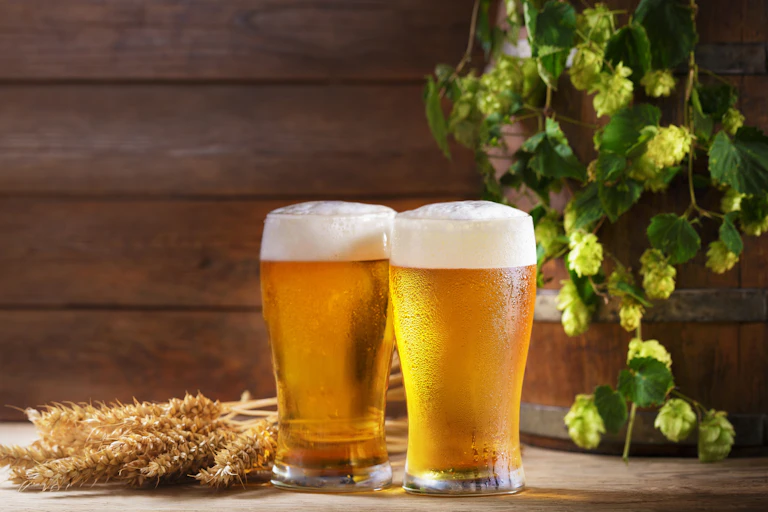 Imagem de dois copos de cerveja.