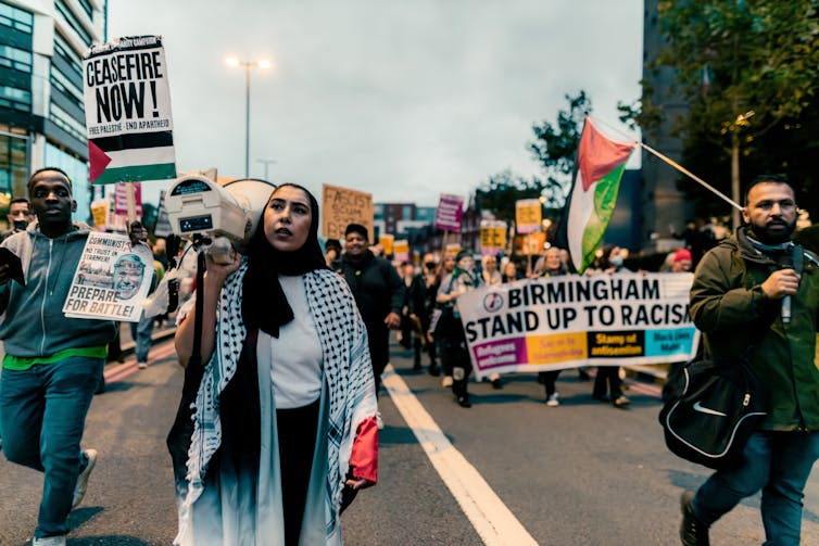 Manifestantes da Palestina e do Levante-se contra o Racismo em Birmingham.