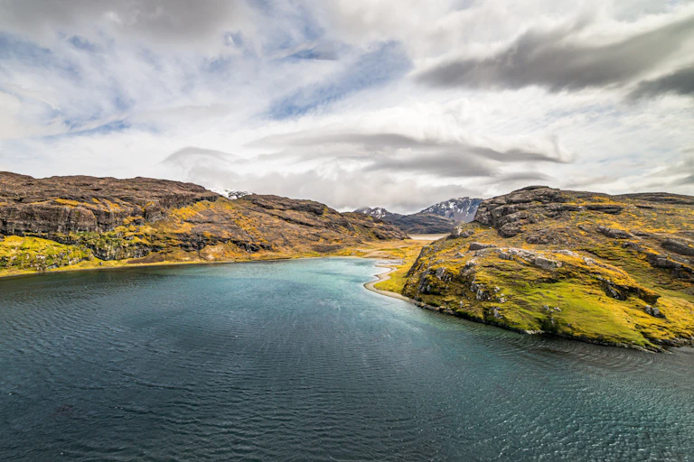 Vue aérienne des îles Kerguelen sous un ciel nuageux