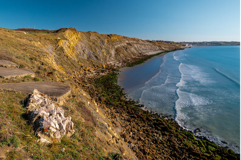 Vue surélevée d'une falaise sur la côte française entre Wimereux et Boulogne-sur-Mer dans le Pas-de-Calais