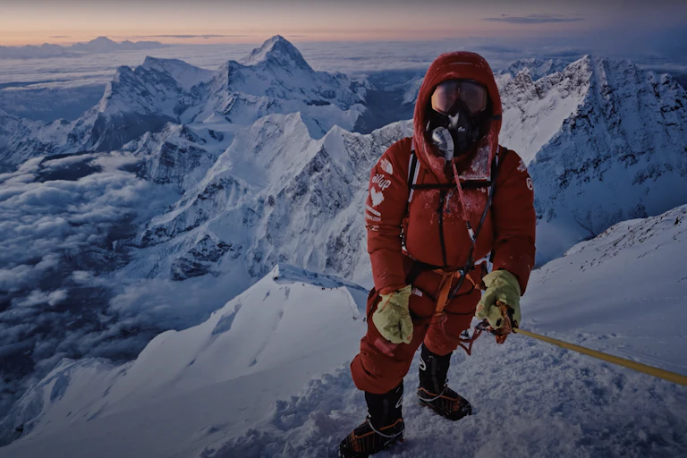 Le youtubeur Inoxtag en train de gravir l'Everest