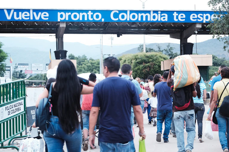 A crowd of Venezuelan migrants approach the Colombian border.