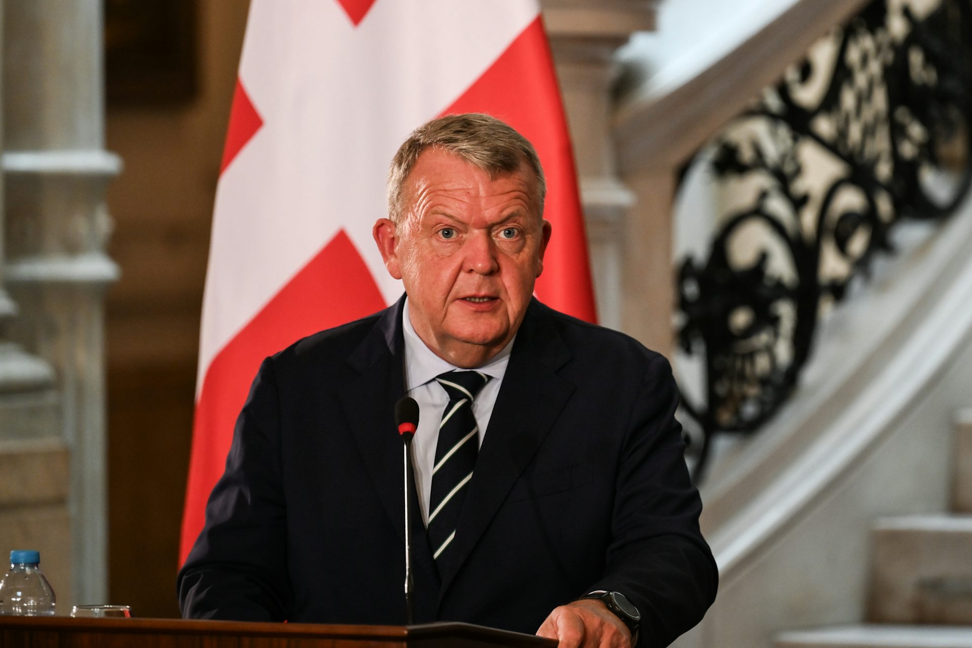 Lars Løkke Rasmussen dando uma conferência de imprensa.