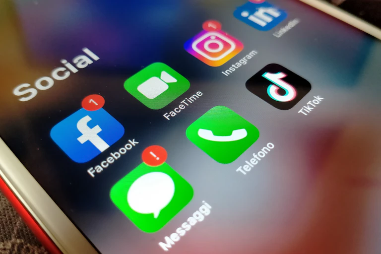 image d'un écran de smartphone avec les logos des principaux réseaux sociaux