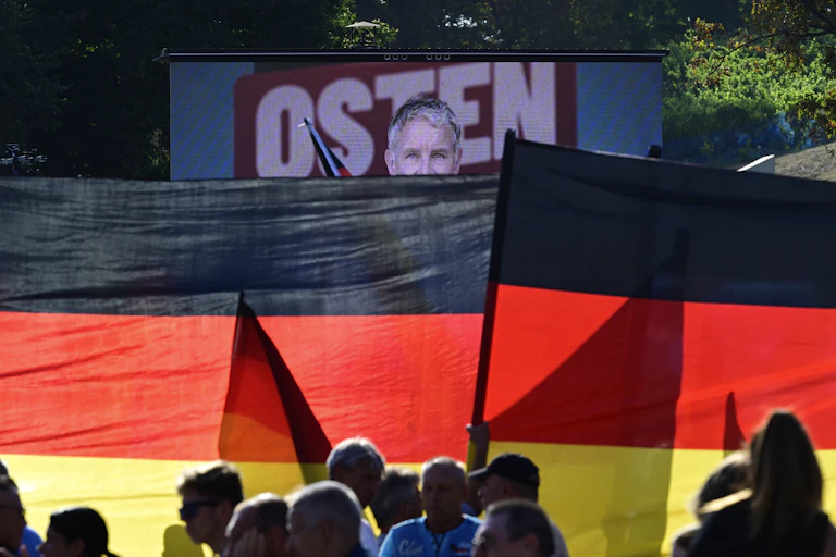 Visage de Björn Hoecke, co-dirigeant de l’AfD, affiché lors d'une manifestation en Allemagne