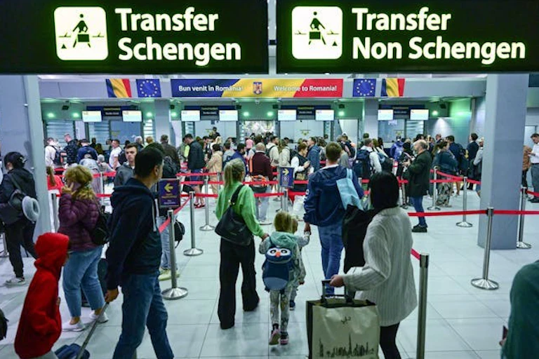 Une foule dans un aéroport.