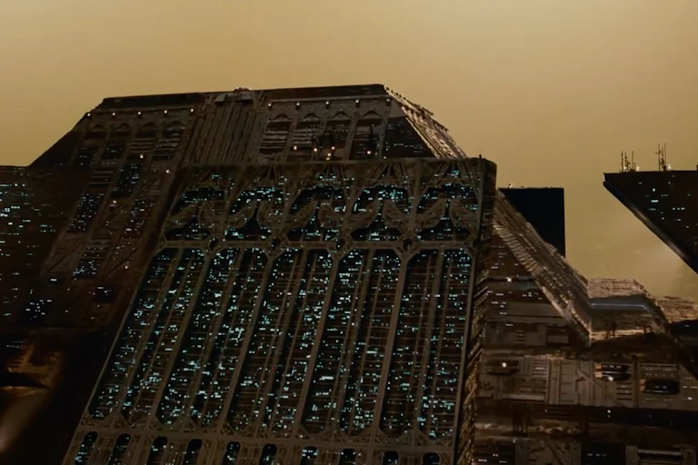 Plan sur le bâtiment de la Tyrell Corporation, dans le film Blade Runner (1982)