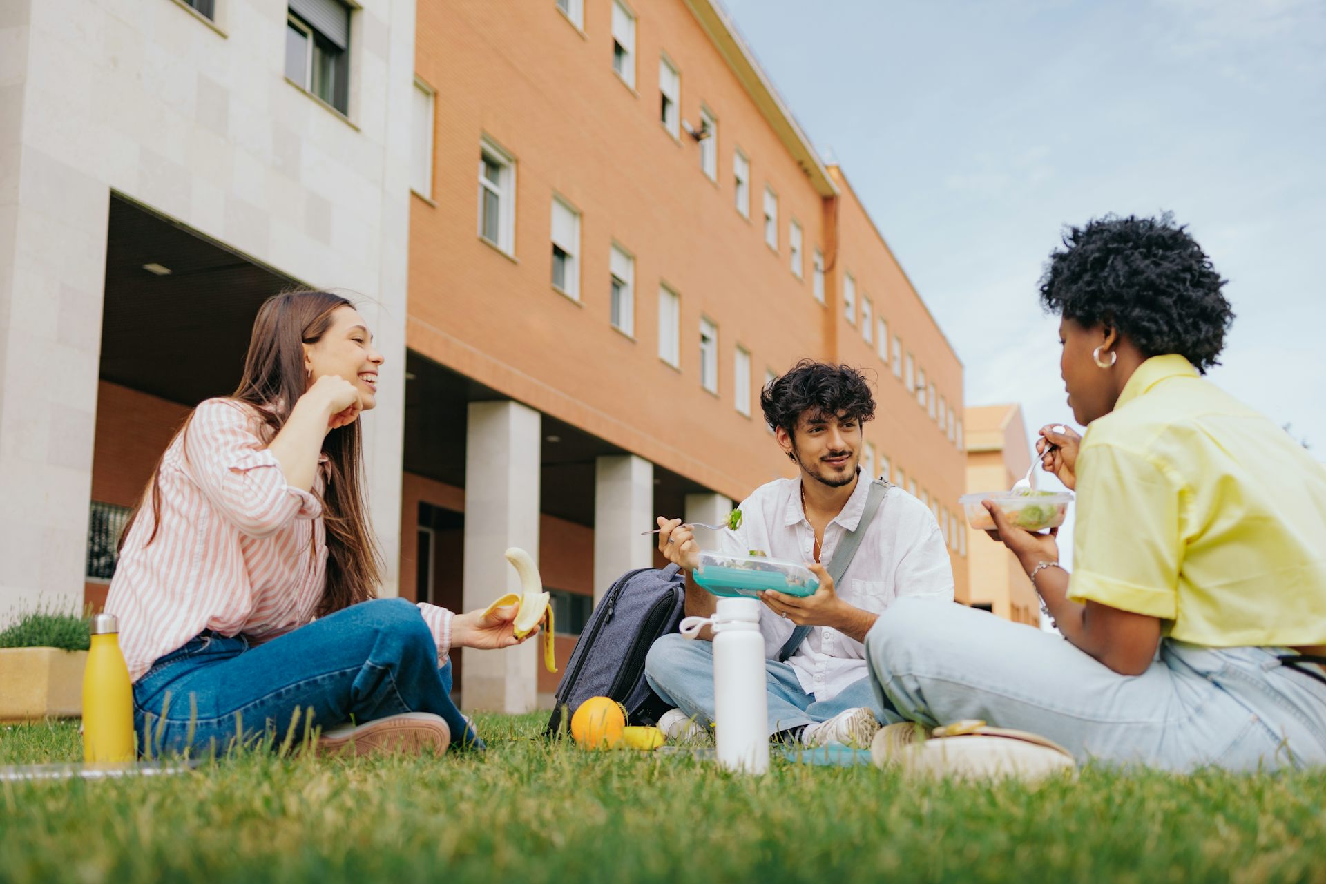 Des étudiants en train de déjeuner sur l’herbe