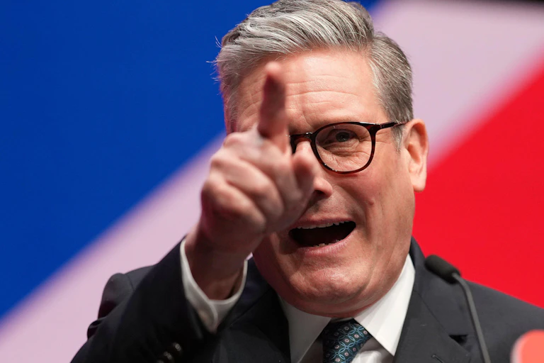 Keir Starmer pointing while giving a speech
