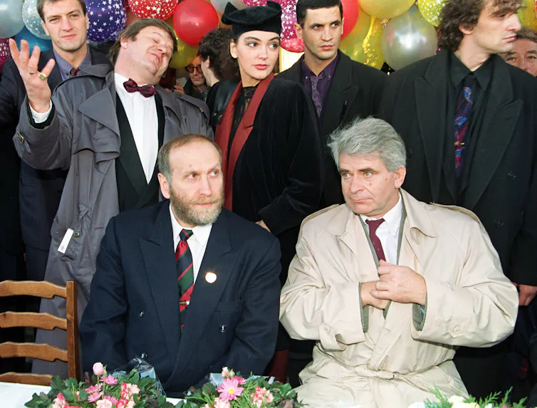 Bobby Fischer et Boris Spassky lors d'une conférence de presse après un match revanche à Belgrade en novembre 1992.