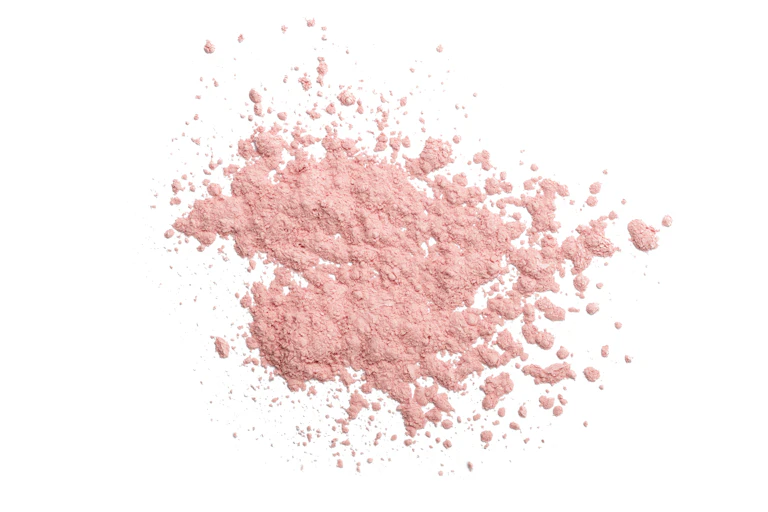 Un petit tas de poudre rose, sur fond blanc.