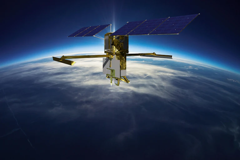Vue d'artiste du satellite SWOT orbitant au dessus de la Terre.