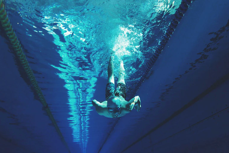 Photographie d'un nageur sous l'eau.