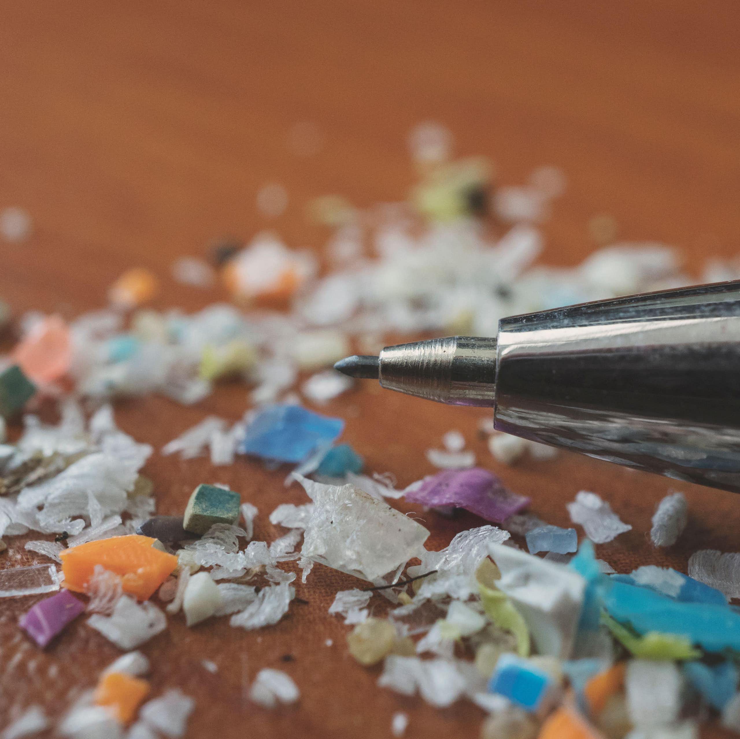 Microplastics next to the nib of a pen for comparison