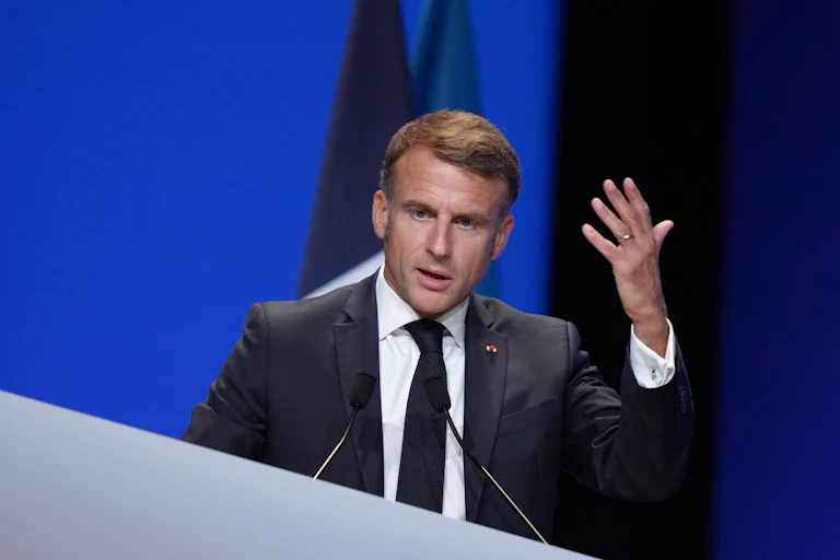 Le Président Emmanuel Macron prononce un discours lors de la Réunion internationale pour la paix à Paris, le 22 septembre 2024.