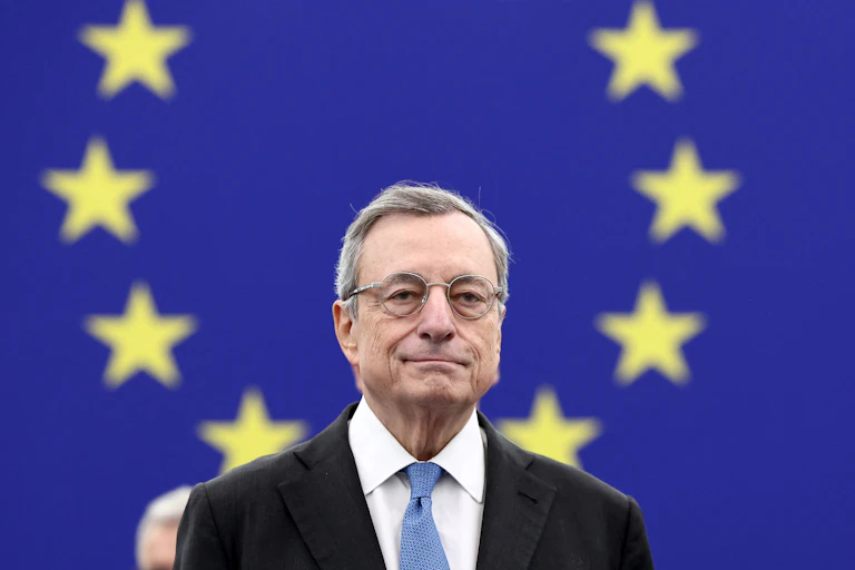 Portrait de Mario Draghi devant les étoiles du drapeau européen