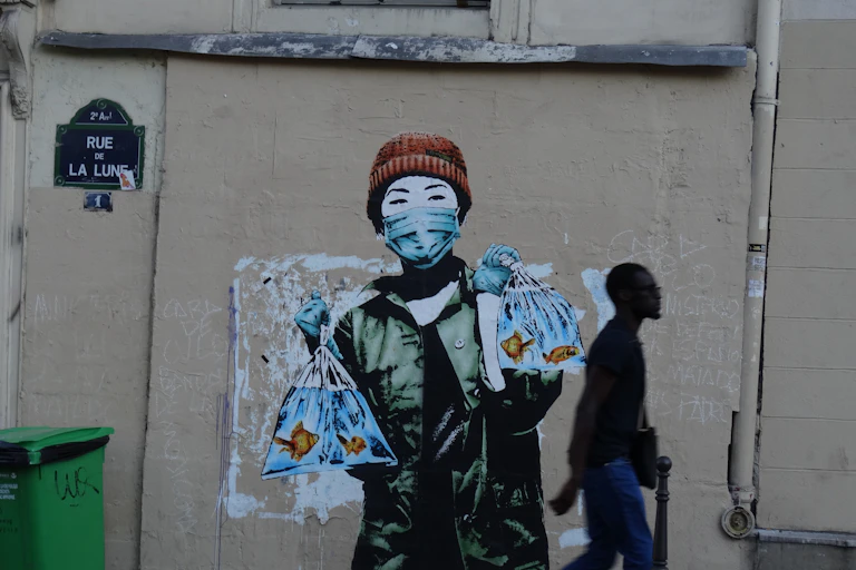 Rue de la lune, Paris - Les poissons rouges de Eddie Colla, street art.