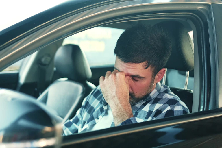 Un homme soucieux au volant voiture