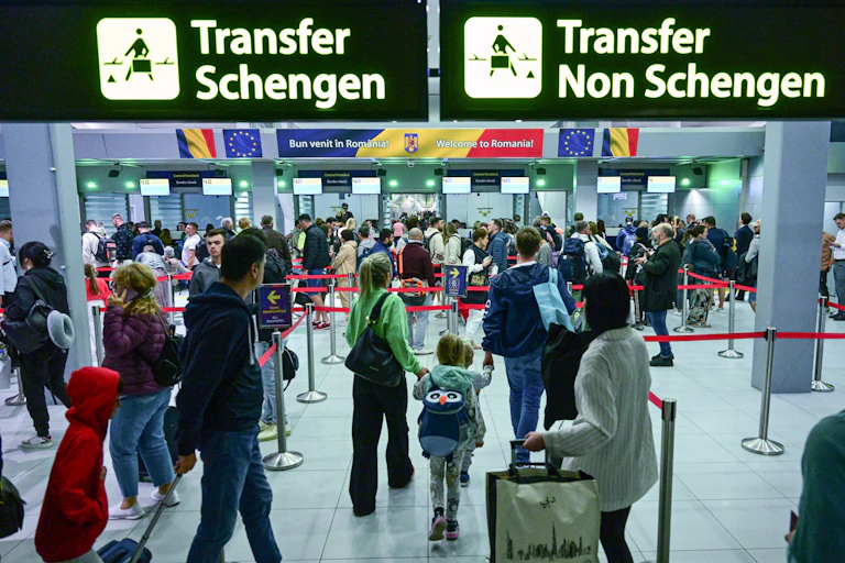 Aéroport de Bucarest-Henri-Coandă (Roumanie), le 31 mars 2024. Des panneaux nouvellement installés indiquent les zones comprises dans l'espace Schengen et celles qui ne le sont pas, après l'entrée officielle de la Roumanie dans l'espace de libre circulation.