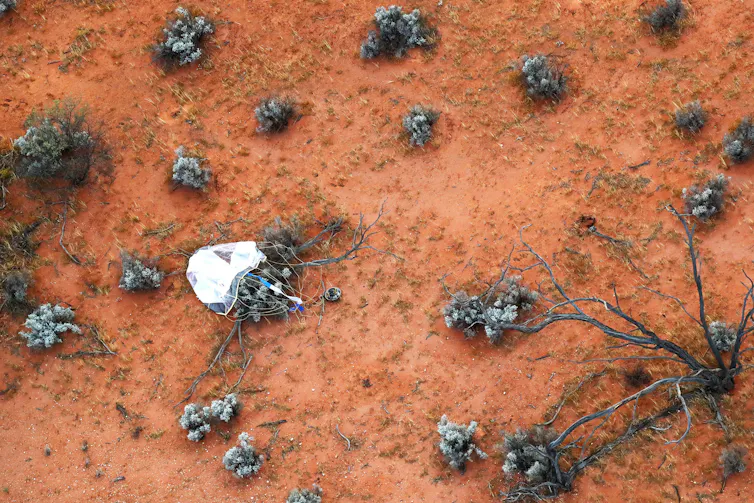 la capsule et son parachute dans le désert