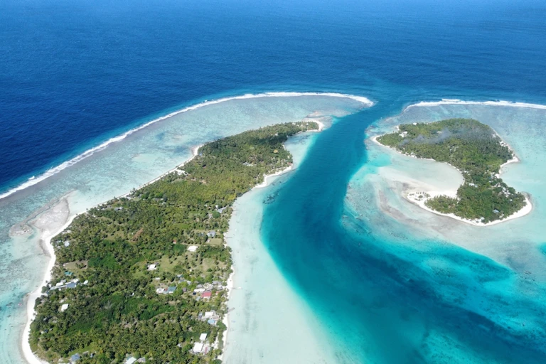 Vue aérienne sur l'atoll de Maupiti, en Polynésie française