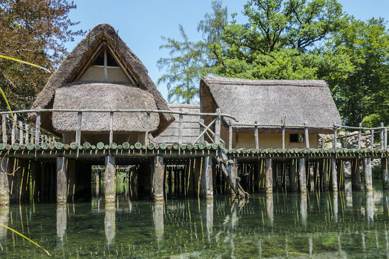 Des huttes sur pilotis, des habitations répandues au Néolithique.