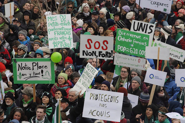 Des citoyens manifestent avec des affiches