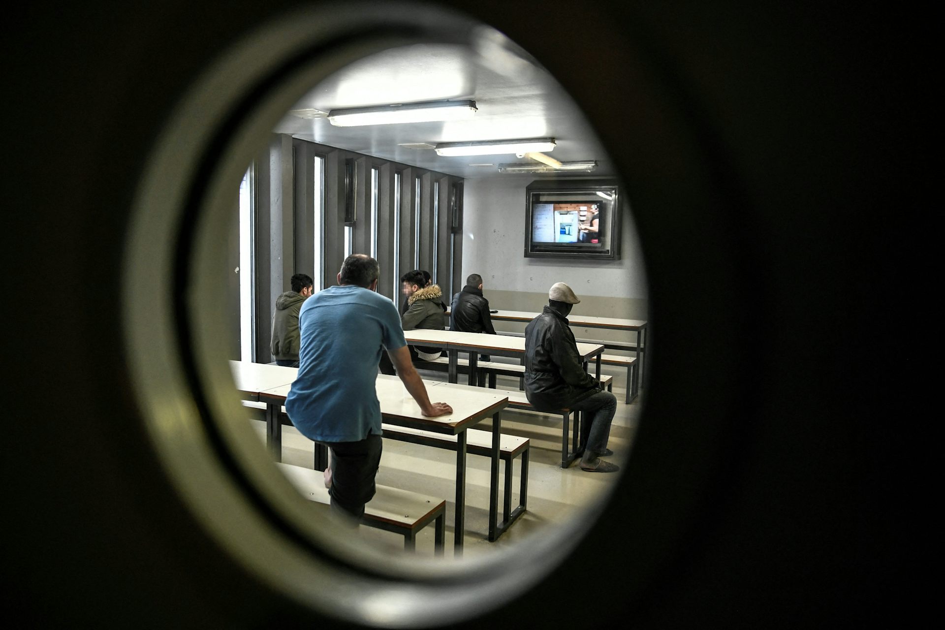 Des hommes regardent la télévision dans une salle du Centre de rétention administrative (CRA) à Vincennes (Val de Marne), le 18 septembre 2019