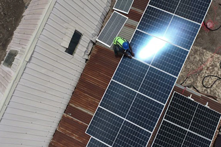 Vue aérienne de panneaux solaires