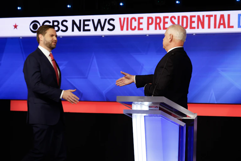 Le sénateur J.D. Vance et le gouverneur du Minnesota Tim Walz, avant leur débat du 1er octobre 2024.