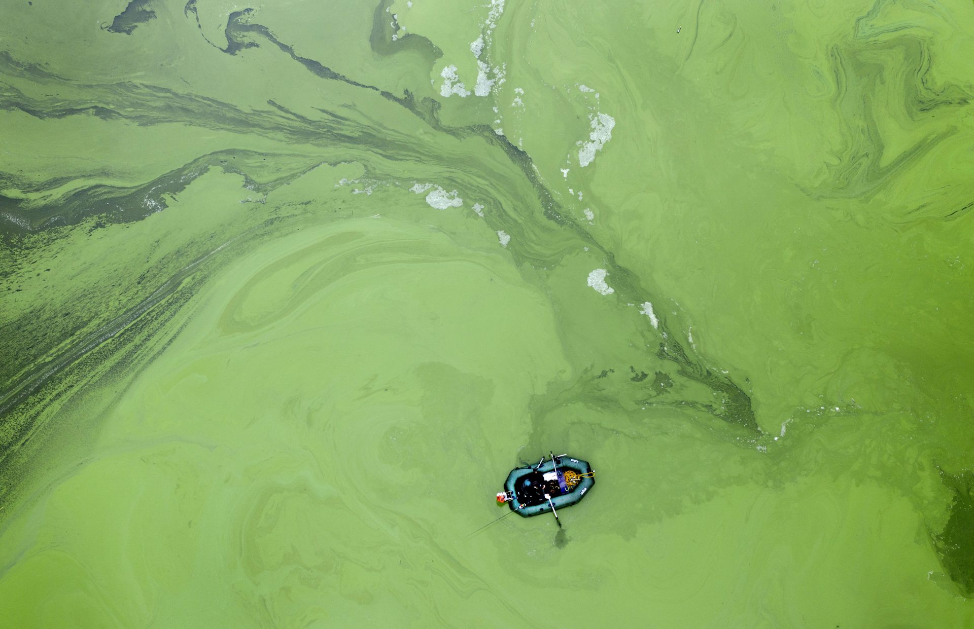 Un bateau flotte à la surface d'une eau trouble.