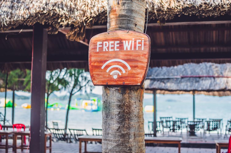 Firme para Wifi gratis en un bar de playa
