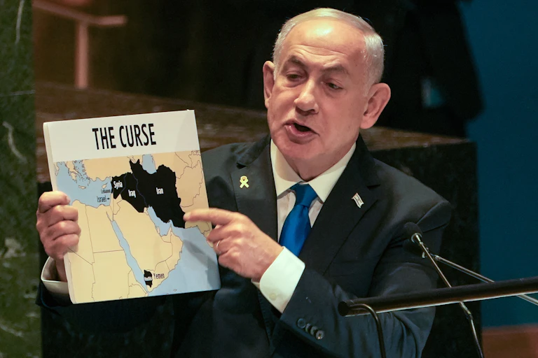 El primer ministro israelí, Benjamin Netanyahu, sostiene un mapa titulado "la maldición" con regiones hostiles marcadas en negro