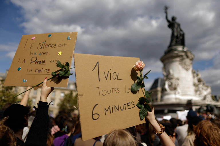 Une manifestante tient une pancarte « 1 viol toutes les 6 minutes » lors d'une manifestation de soutien à Gisele Pelicot à Paris le 14 septembre 2024.