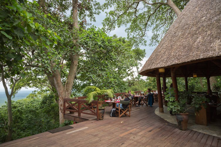 Des touristes attablés dans une zone de repos dans un parc