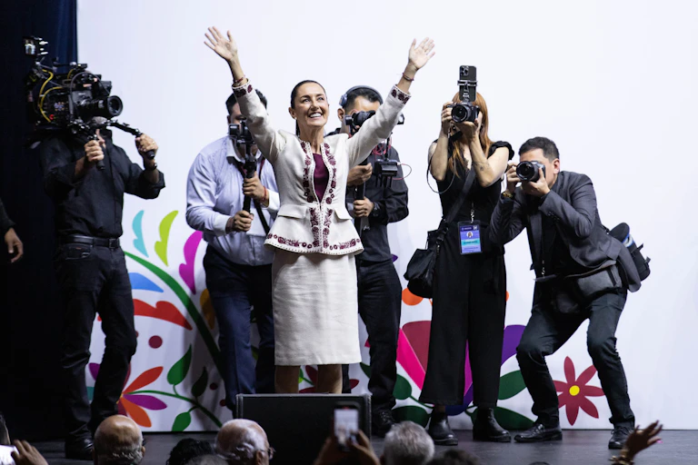 mexican president Claudia Sheinbaum surrounded by photographers
