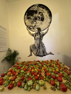 Tomates sobre una mesa